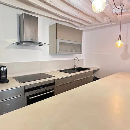 Bright 1-bedroom In The Heart Of The Marais